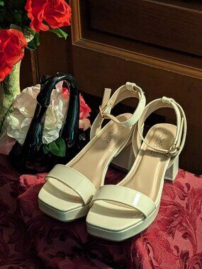 LOOK! Rachel Zoe Samdals - Cream - Patent leather -Sz 8.5 -Great condition